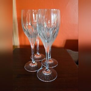 Set of 4 Mikasa Flame D'Amore wine glasses